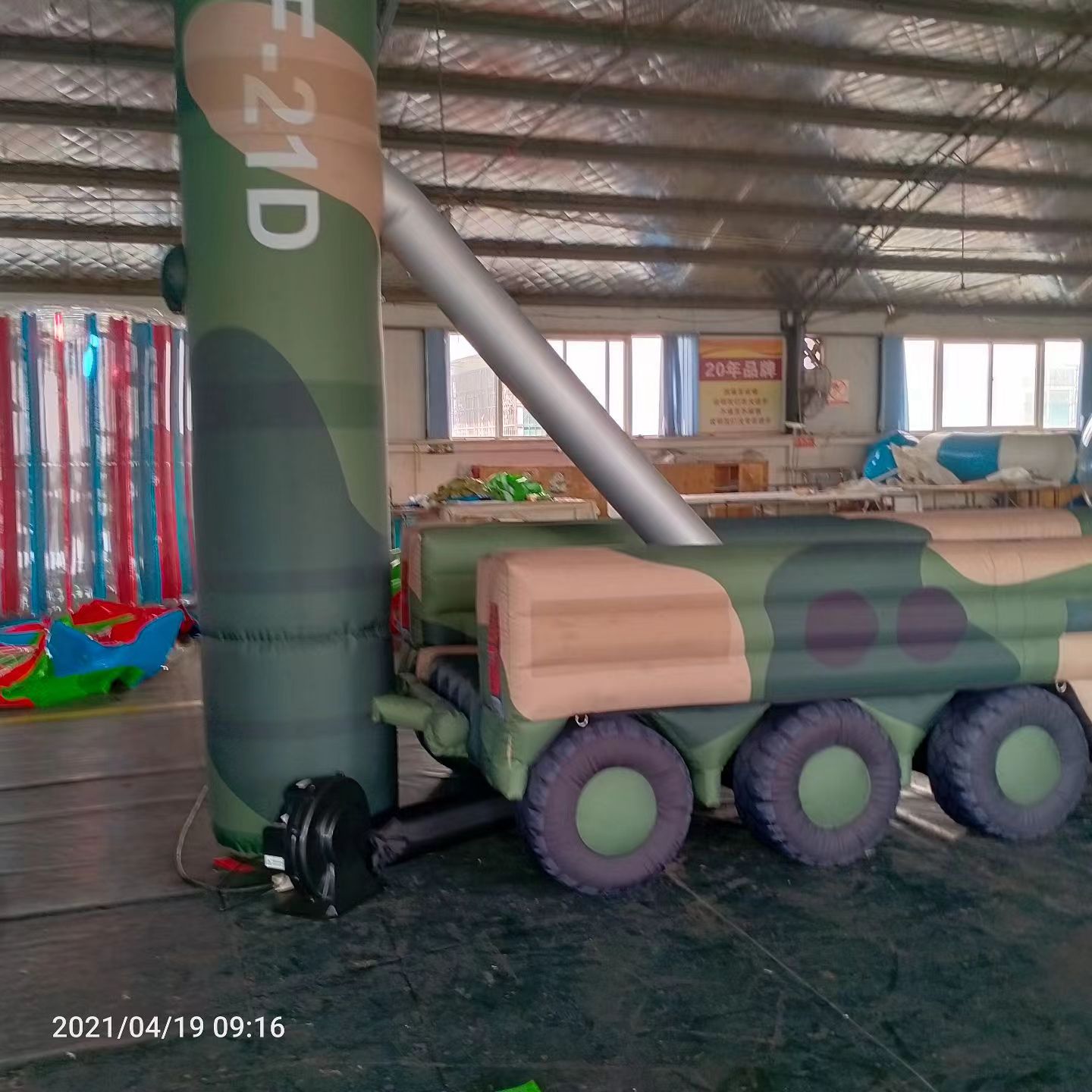 巴林右军事演习中的充气目标车辆：模拟发射车雷达车坦克飞机